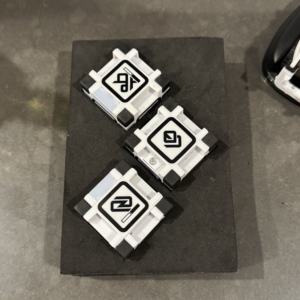 Anki Cozmo Robot Toy With 3 Cubes And Charging Station 300-00046 - Picture 4 of 12